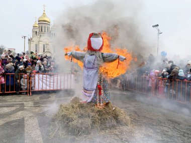 Vladivostok, Rusya, Mart, 01, 2020. Maslenitsa 'nın heykelini yakmak isteyen insanlar. Vladivostok, Sovyetlerin gücü için savaşçılar karesi. Kış bitti.