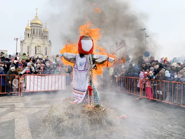 Vladivostok Russia Marzo 2020 Persone Che Cercano Bruciare Effigie Maslenitsa — Foto Stock