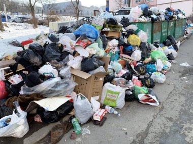 Vladivostok, Rusya, Mart, 03.2020. Birkaç gündür, Vladivostok 'taki Sakhalinskaya caddesinde çöp atılmıyor.