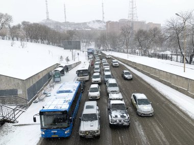 Vladivostok, Rusya, Mart, 04.2020. Mart ayında Aksakovskaya Caddesi 'nde bir kasırga sırasında trafik sıkışık. Rusya, Vladivostok. 