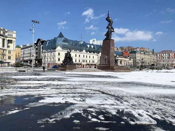 Vladivostok Russia Marzo 2020 Sciogliere Neve Sulla Piazza Dei Combattenti — Foto Stock