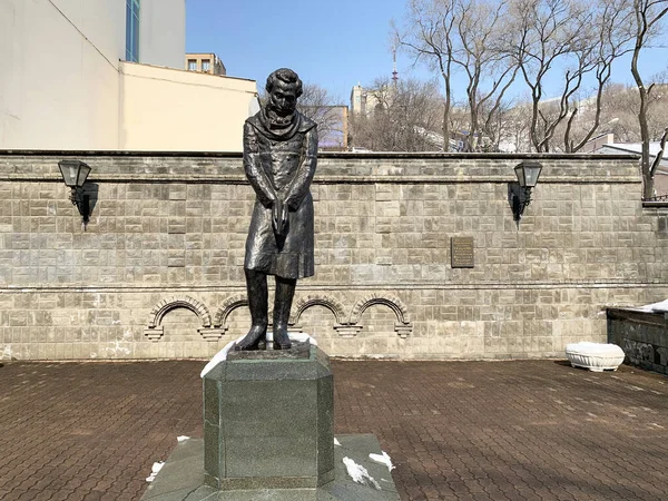 Vladivostok Rússia Fevereiro 2020 Monumento Alexander Pushkin Perto Edifício Teatro — Fotografia de Stock