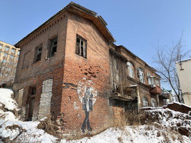 Vladivostok, Rusya, Şubat, 29,2020. Puşkinskaya Caddesi 'ndeki Vladivostok' un merkezindeki eski iki katlı tuğla ev.