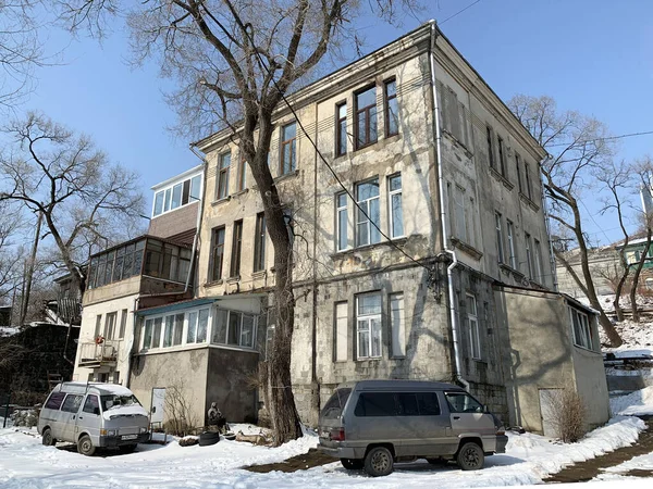 Vladivostok Rusia Febrero 2020 Coches Están Aparcados Una Antigua Casa — Foto de Stock