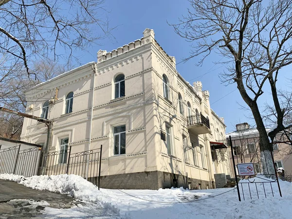 ロシアのウラジオストク2020年2月29日 地域の重要性の記念碑 旧中国領事館の建物は 1894年に建てられました ロシアウラジオストクプシュキンスカヤ通り — ストック写真