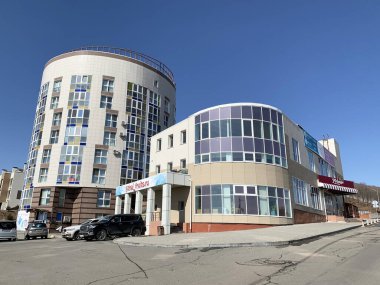 Vladivostok, Rusya, Mart, 13. 2020. Modern yuvarlak apartman ve Vladivostok, Patrokl Körfezi 'ndeki idari bina