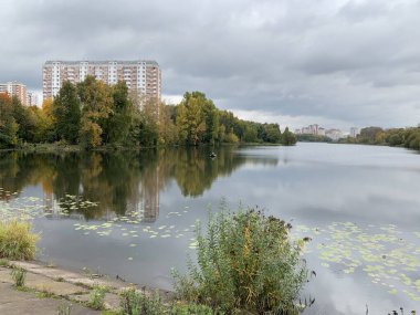 Moskova bölgesi, Balashikha şehri. Pekhorka nehri sonbaharda bulutlu bir günde