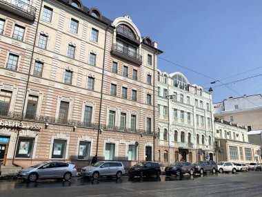 Vladivostok, Rusya, Şubat, 29,2020. Baharın başında Svetlanskaya Caddesi 'nde. 51 nolu evler, 53 nolu bina 1892 'de inşa edildi ve 20. yüzyılın başında inşa edildi.