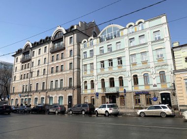 Vladivostok, Rusya, Şubat, 29,2020. Baharın başında Svetlanskaya Caddesi 'nde. 51 nolu evler, 53 nolu bina 1892 'de inşa edildi ve 20. yüzyılın başında inşa edildi.