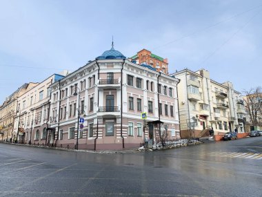 Vladivostok, Rusya, Şubat, 29,2020. Ocean Avenue ve Fontannaya caddelerinin kesiştiği yer. 20. yüzyılın başındaki Vladivostok Telgraf Binası