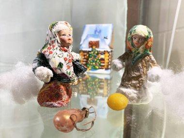 Zlatoust, Chelyabinsk bölgesi, Rusya, 19 Ocak 2020. Pamuktan yapılmış eski Noel oyuncakları
