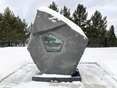 Zlatoust, Chelyabinsk bölgesi, Rusya, 19 Ocak 2020. İmparator II. Alexander 'ın 5 Mayıs 1865 tarihli Zlatoust şehri kurulması kararının anısına anıt taşı. Chelyabinsk bölgesi
