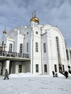 Zlatoust, Chelyabinsk bölgesi, Rusya, 19 Ocak 2020. İnsanlar kışın Zlatoust şehrinde Seraphim Sarovsky Kilisesi 'nin yanında yürürler. Rusya, Chelyabinsk bölgesi, Rusya