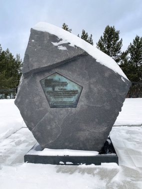 Zlatoust, Chelyabinsk bölgesi, Rusya, 19 Ocak 2020. İmparator II. Alexander 'ın 5 Mayıs 1865 tarihli Zlatoust şehri kurulması kararının anısına anıt taşı. Chelyabinsk bölgesi