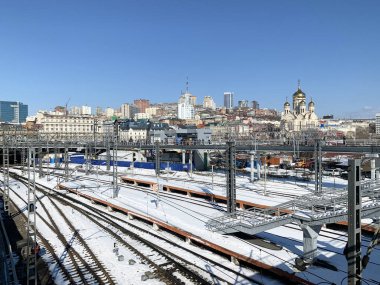 Vladivostok, Rusya, Mart 05.2020.Demiryolu platformları ve Vladivostok şehrinin ilkbaharın başları manzarası