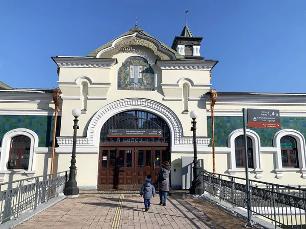 Vladivostok Russia March 2020 하늘을 배경으로 역사적 기차역 근처를 사람들 — 스톡 사진