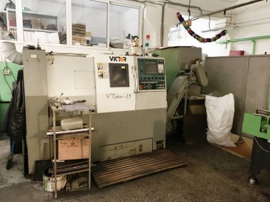 Zlatoust, Chelyabinsk bölgesi, Rusya, 19 Ocak 2020. Victor VT PLUS-15 CNC Torna, AiR Prodüksiyon ve Sanat Atölyeleri. Zlatoust şehri, Chelyabinsk bölgesi.