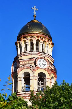 Ağustos 'ta Yeni Athos Manastırı' nın çan kulesi. Abhazya