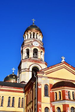 Ağustos 'ta Yeni Athos Manastırı' nın çan kulesi. Abhazya