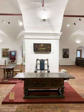Ferapontovo, Vologda bölgesi, Rusya, 23 Şubat, 2020. Başrahibin yeri, 17. yüzyılda bacakları yontulmuş bir masa. Rusya, Vologda bölgesi Ferapontov manastırı, yemekhane