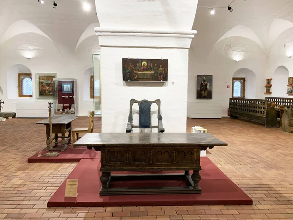 Ferapontovo, Vologda bölgesi, Rusya, 23 Şubat, 2020. Başrahibin yeri, 17. yüzyılda bacakları yontulmuş bir masa. Rusya, Vologda bölgesi Ferapontov manastırı, yemekhane