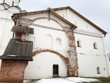 Bulutlu bir kış gününde antik Ferapontov manastırının deposunda. Vologda bölgesi, Rusya
