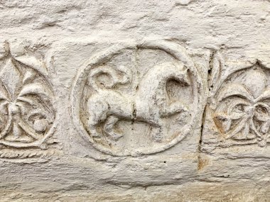  Ferapontov manastırı. Meryem 'in Doğuşu Katedrali, ön cephenin altında teratolojik (hayvan) ve sebze süslemeleri olan bir kemerin parçası.