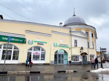 Vologda, Rusya, 24 Şubat. 2020 yılı. Mira caddesi kavşağı, ev 9 ve Kamenny çoğu sokak, ev 3 Vologda 'da ılık kış. Eski alışveriş merkezleri, 18. yüzyıl.