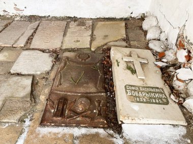 Vologda, Rusya, 24 Şubat. 2020 yılı. Vologda 'daki Spaso-Prilutsky manastırına defin ve mezar taşları. Rusya