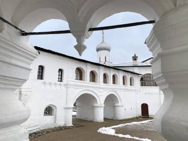 Antik Spaso-Prilutsky manastırının Spassky Katedrali 'nin verandasının bir parçası. Vologda bölgesi, Rusya
