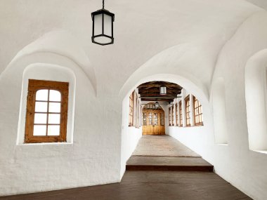  Demetrius 'un Spaso-Prilutsky manastırı. Spassky Katedrali. Tapınaktan yemekhaneye geçişin galerisi.