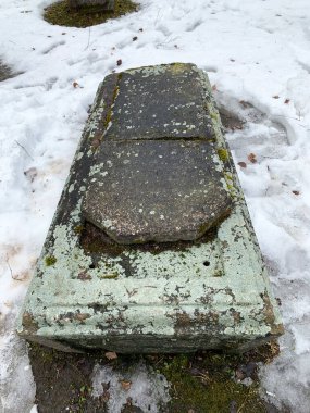 Vologda, Rusya, 24 Şubat. 2020 yılı. Vologda 'daki Spaso-Prilutsky manastırındaki eski mezarlardan biri. Rusya