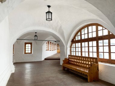  Demetrius 'un Spaso-Prilutsky manastırı. Spassky Katedrali. Tapınaktan yemekhaneye geçişin galerisi.