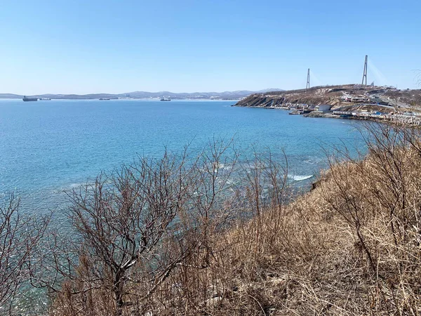 日当たりの良い3月の日に春に日本海の臼杵湾のウラジオストク パトロクレス パトロクル — ストック写真