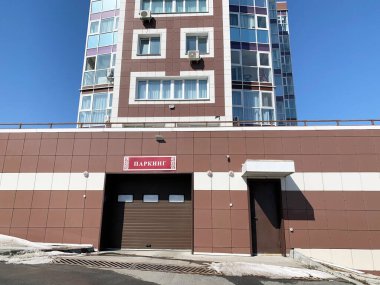 Vladivostok, Rusya, Mart, 13. 2020. Modern bir eve park etmek. Vladivostok şehri, yerleşim merkezi 