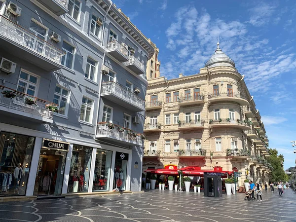 Bakú Azerbaiyán Septiembre 2019 Gente Caminando Cerca Edificios Históricos Calle — Foto de Stock