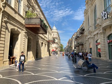 Bakü, Azerbaycan, Eylül, 09: 19. Güneşli bir günde, sonbaharda Nizami caddesinde yürüyen insanlar.