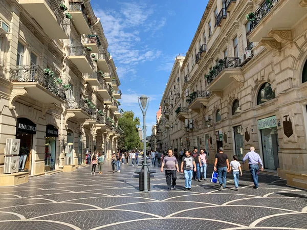 Bakú Azerbaiyán Septiembre 2019 Gente Caminando Por Calle Peatonal Nizami — Foto de Stock
