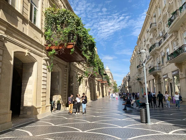 Bakú Azerbaiyán Septiembre 2019 Gente Caminando Por Calle Peatonal Nizami — Foto de Stock