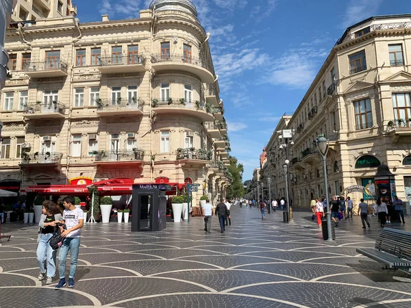 Bakú Azerbaiyán Septiembre 2019 Gente Caminando Cerca Del Edificio Histórico — Foto de Stock