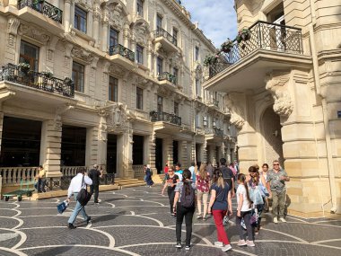 Bakü, Azerbaycan, Eylül, 09: 19. İnsanlar Nigar Rafibeyli caddesinde yürüyor. Azerbaycan, Bakü şehri