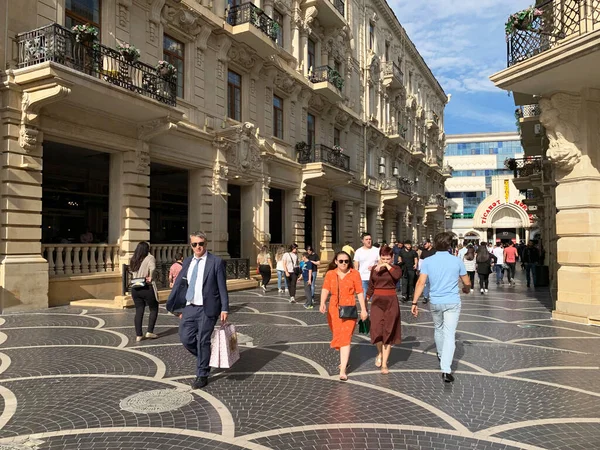 Bakú Azerbaiyán Septiembre 2019 Gente Caminando Calle Nigar Rafibeyli Azerbaiyán — Foto de Stock