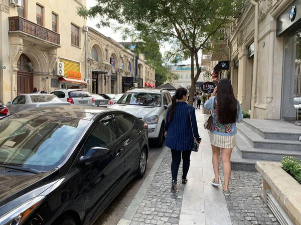 Баку Азербайджан Сентября 2019 Года Две Женщины Идущие Улице Абдулкерим — стоковое фото