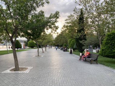 Bakü, Azerbaycan, Eylül, 09: 19. İnsanlar akşamları Bakü 'deki sahil bulvarında yürüyorlar. Azerbaycan