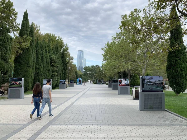 Bakou Azerbaïdjan Septembre 2019 Les Gens Marchent Long Boulevard Seaside — Photo