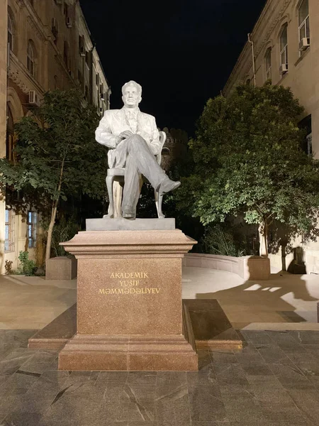 Gece Bakü Akademisyen Yusif Mammadaliyev Anıtı Azerbaycan — Stok fotoğraf