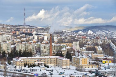 Kışın Zlatoust şehri bulutlu bir günde, Chelyabinsk bölgesi, Güney Ural