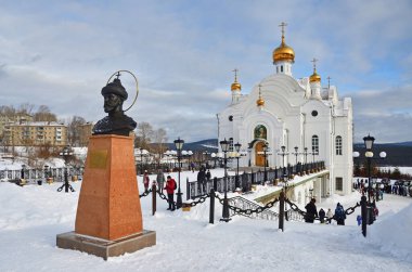 Zlatoust, Chelyabinsk bölgesi, Rusya, 19 Ocak 2020. Zlatoust şehrindeki Seraphim Sarovsky Kilisesi 'nin önündeki Rus İmparatoru II. Nicholas anıtı.