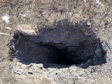 Bir çukur, yerde insan yapımı olmayan bir delik.