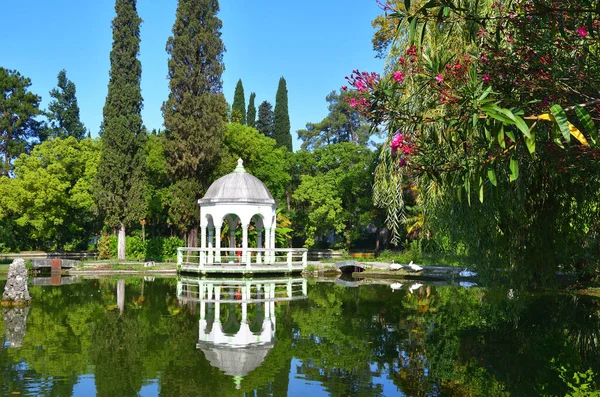 Nya Athos Abchazien Vit Lusthus Dammen Stadsparken Solig Dag — Stockfoto